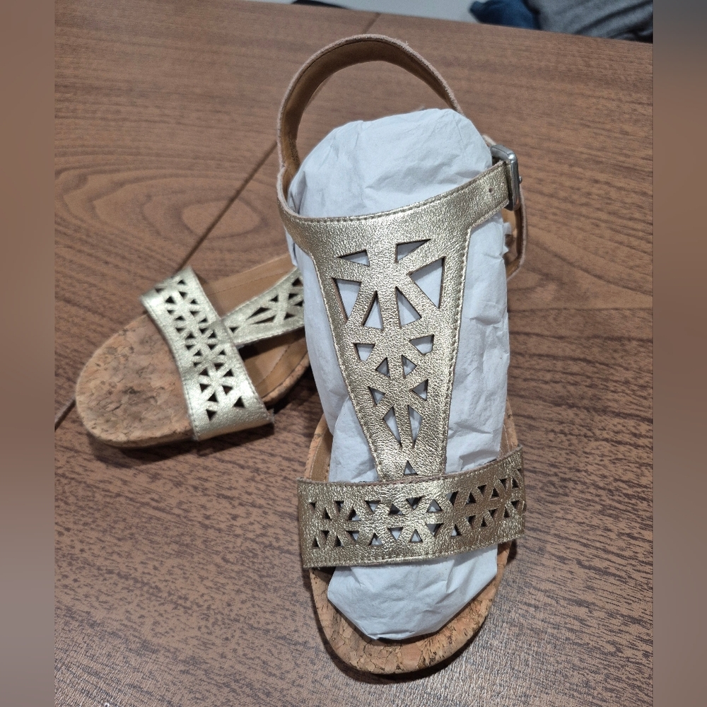 EUC Easy Spirit Gold Leather Upper Sandals